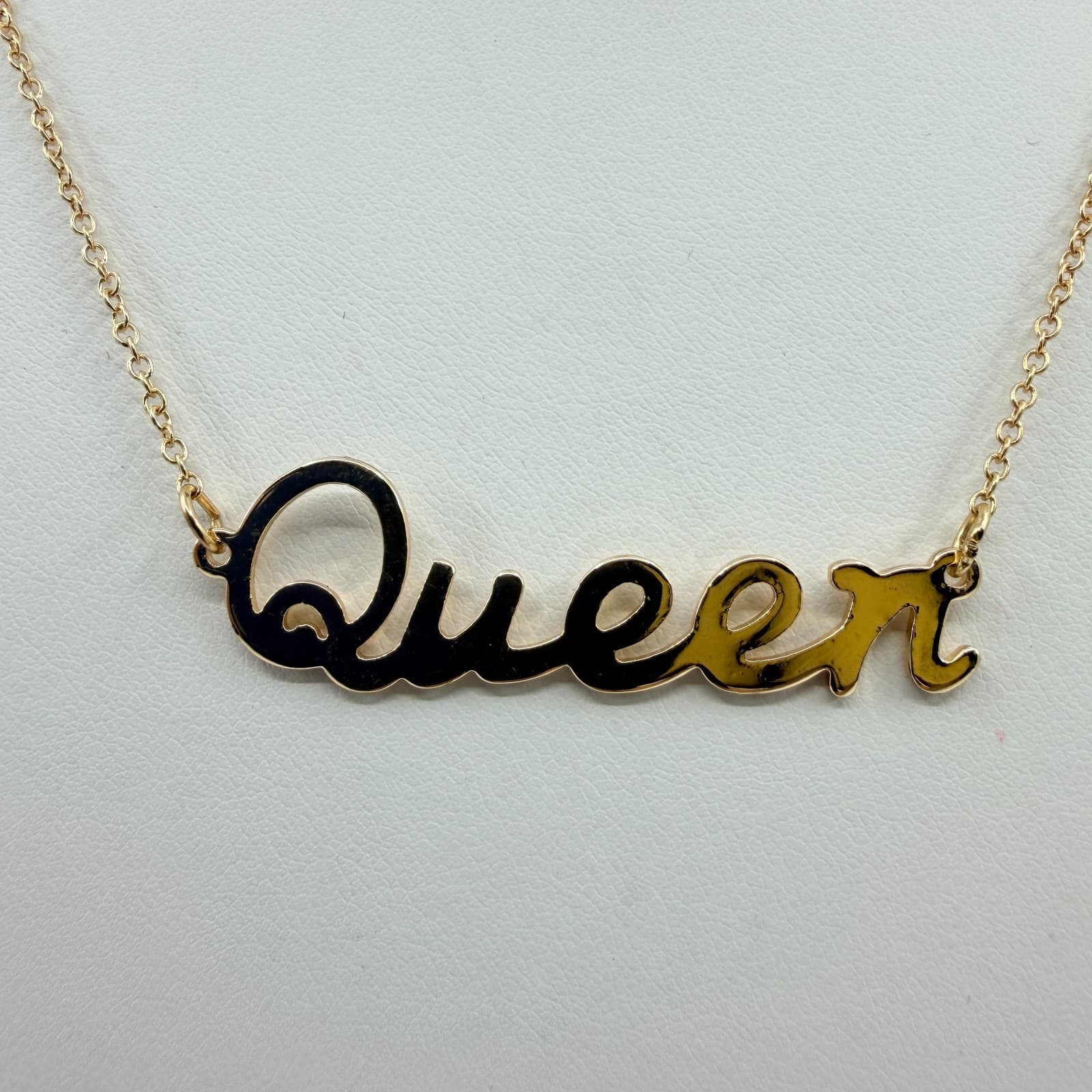 Vintage Gold Tone Queen Nameplate Necklace Script Pendant Delicate Dainty Y2K - Thumbnail 3