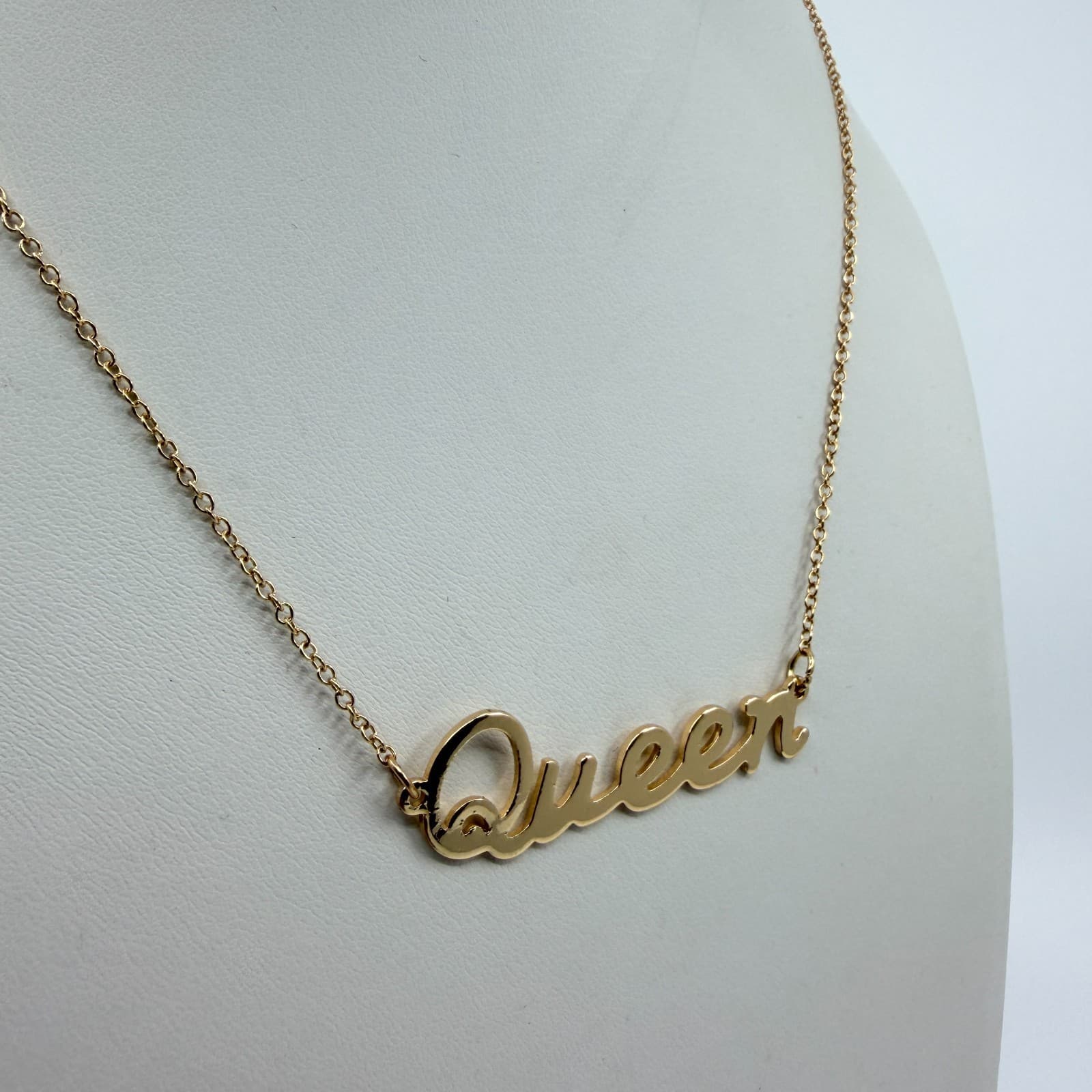 Vintage Gold Tone Queen Nameplate Necklace Script Pendant Delicate Dainty Y2K - Thumbnail 4
