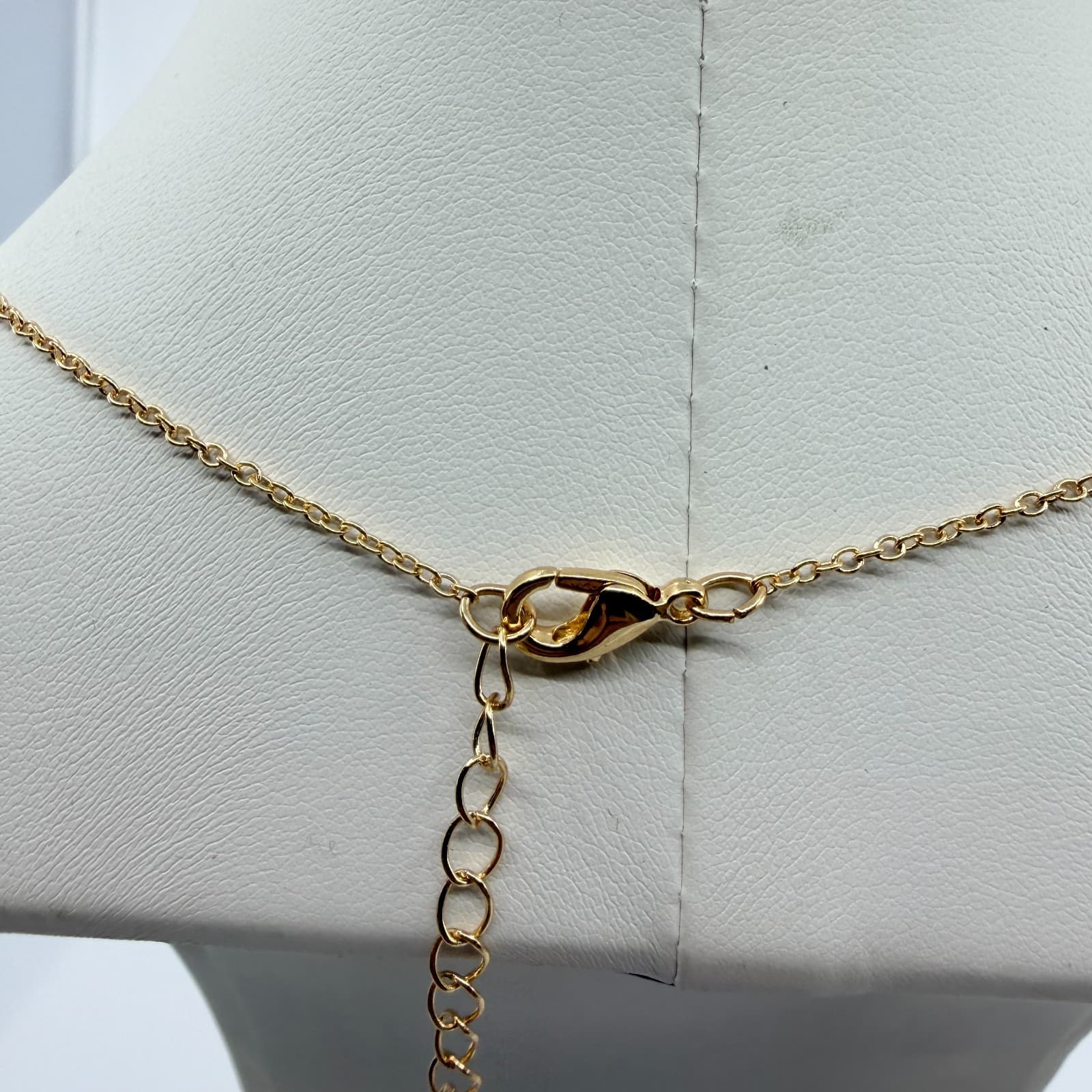 Vintage Gold Tone Queen Nameplate Necklace Script Pendant Delicate Dainty Y2K - Thumbnail 8