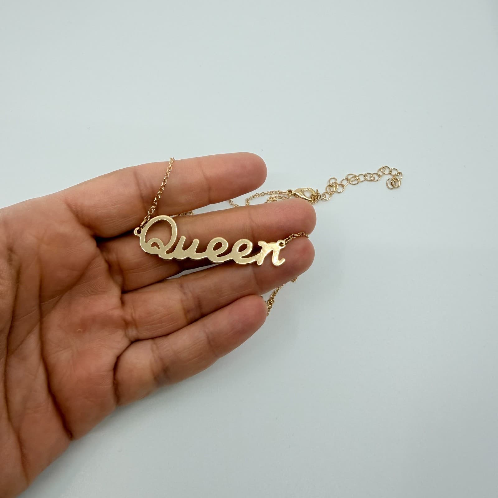 Vintage Gold Tone Queen Nameplate Necklace Script Pendant Delicate Dainty Y2K - Thumbnail 9