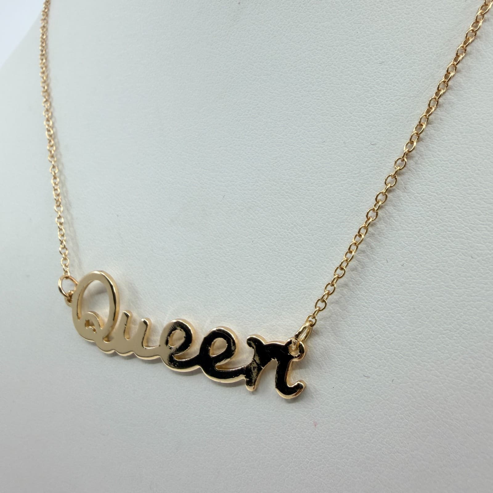Vintage Gold Tone Queen Nameplate Necklace Script Pendant Delicate Dainty Y2K - Thumbnail 5