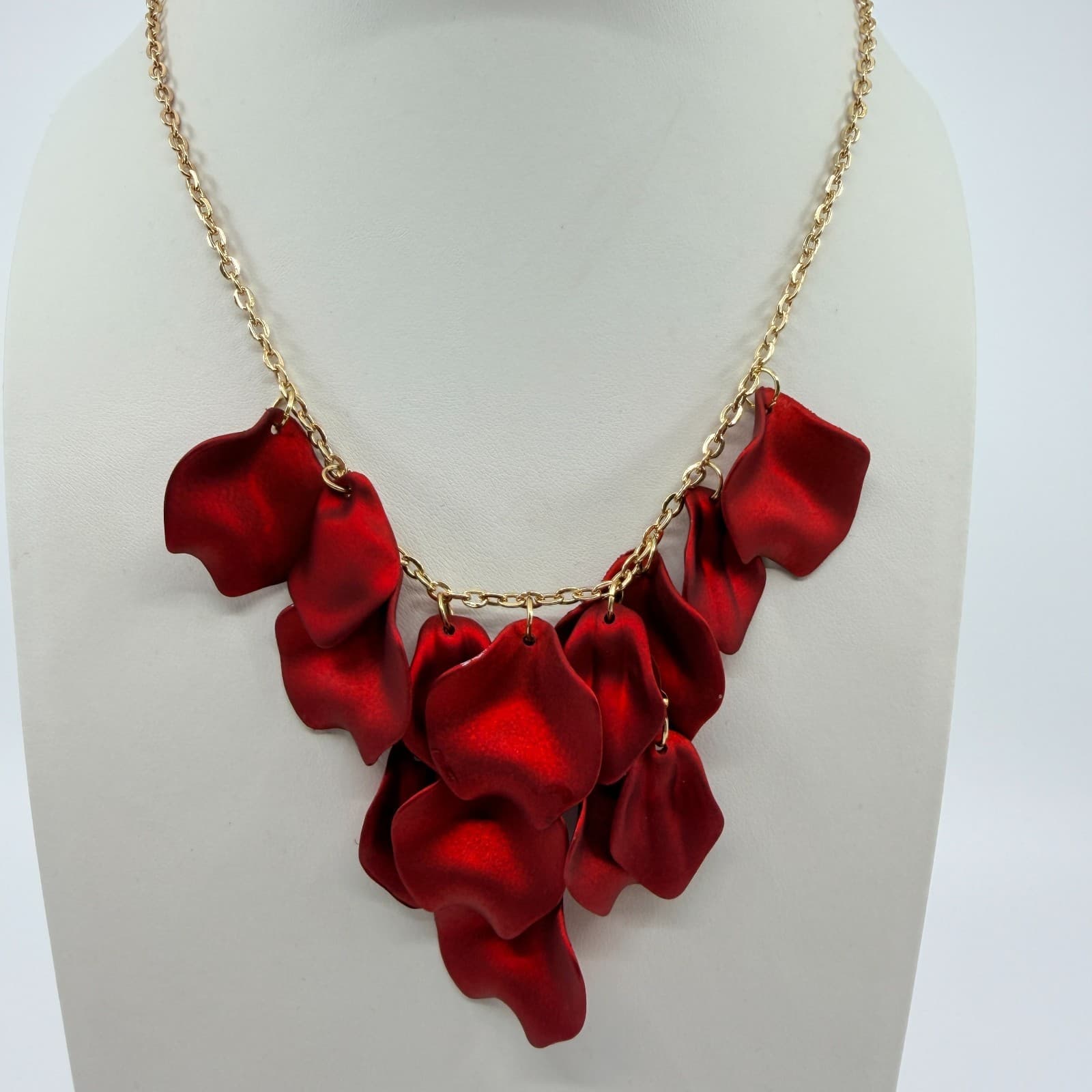 VTG Gold Tone Red Rose Petal Necklace Floral Cluster Matte Statement Bib Boho - Thumbnail 2