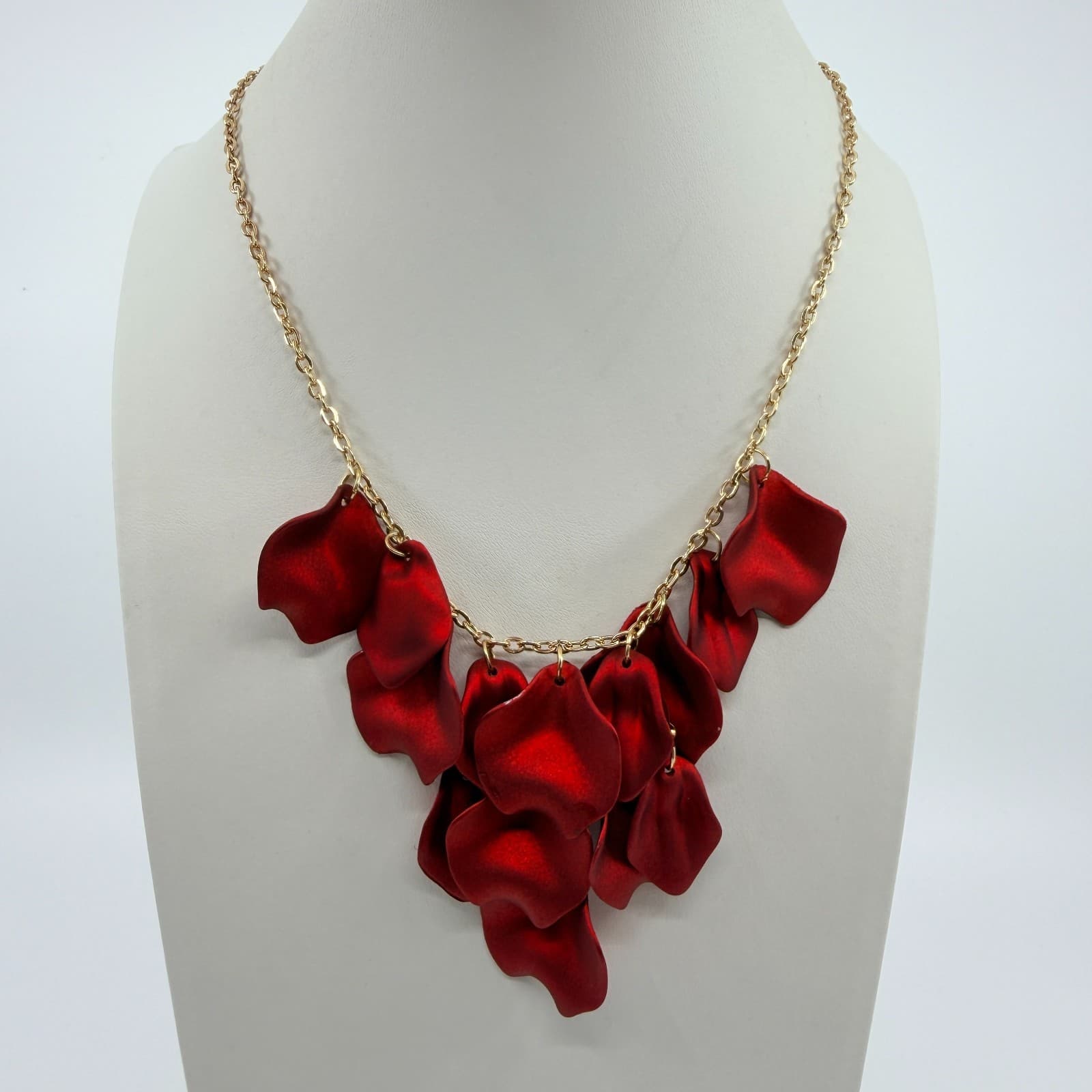 VTG Gold Tone Red Rose Petal Necklace Floral Cluster Matte Statement Bib Boho - Thumbnail 3