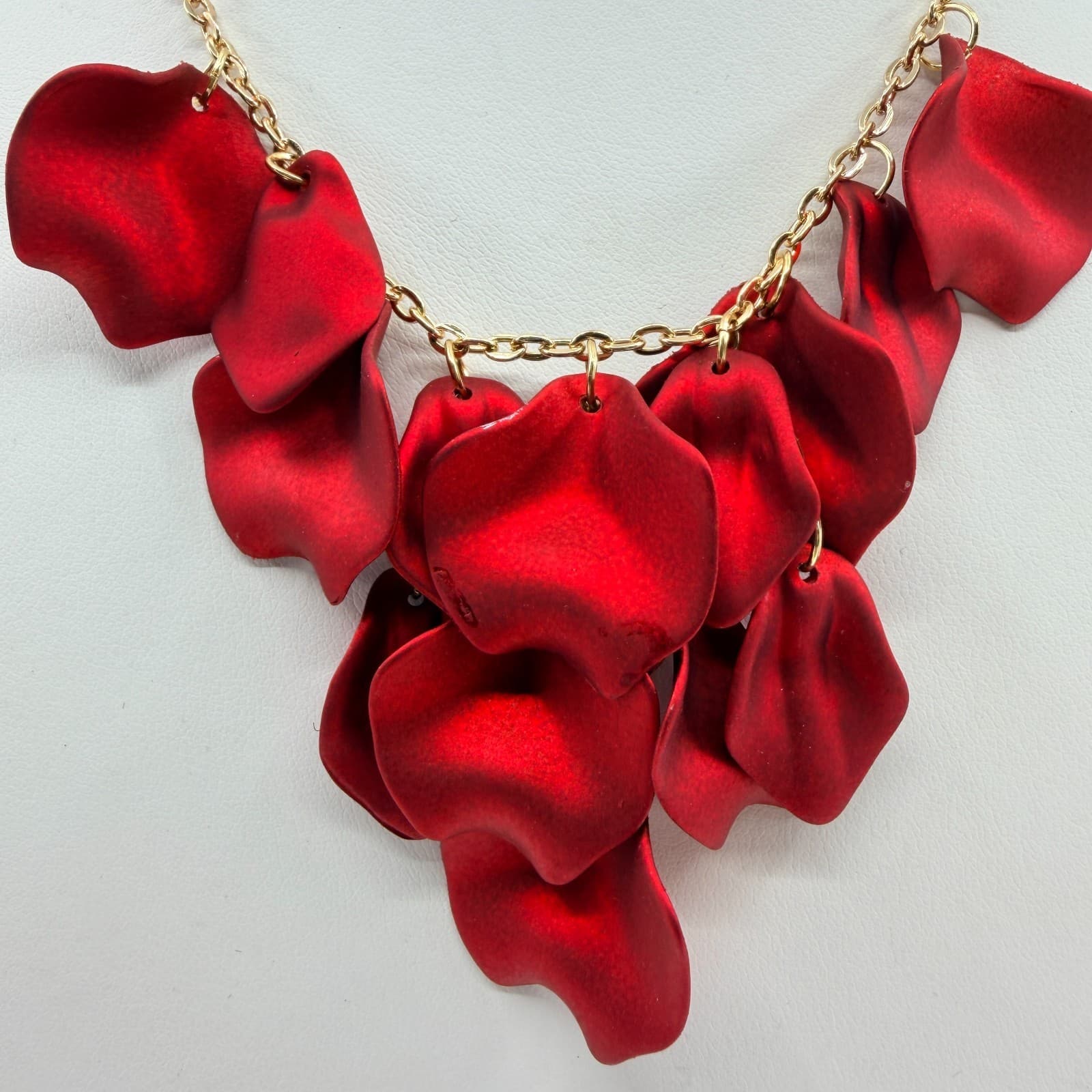 VTG Gold Tone Red Rose Petal Necklace Floral Cluster Matte Statement Bib Boho - Thumbnail 4