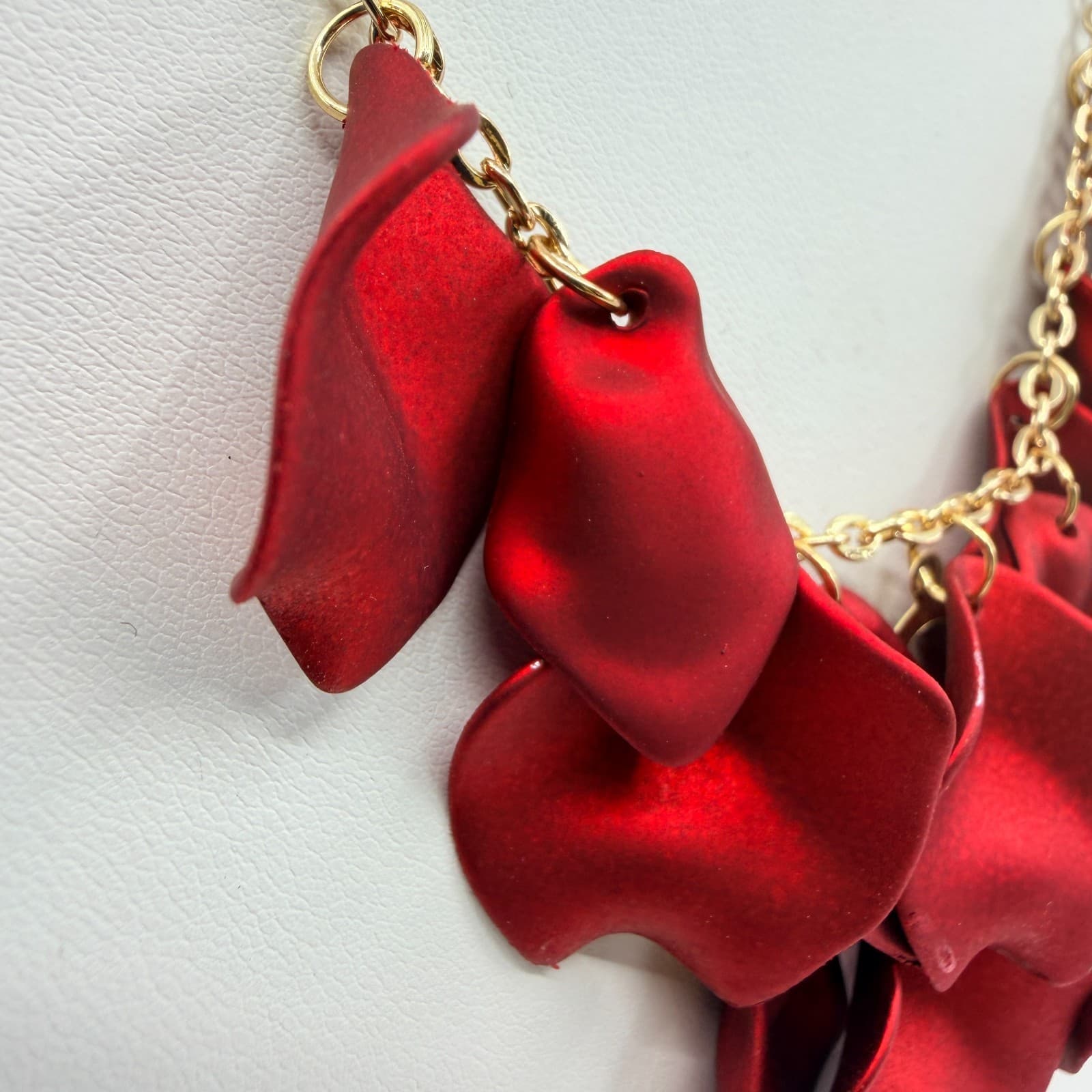 VTG Gold Tone Red Rose Petal Necklace Floral Cluster Matte Statement Bib Boho - Thumbnail 6