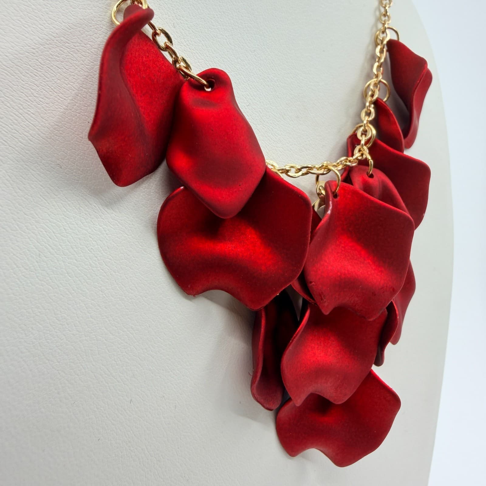 VTG Gold Tone Red Rose Petal Necklace Floral Cluster Matte Statement Bib Boho - Thumbnail 5