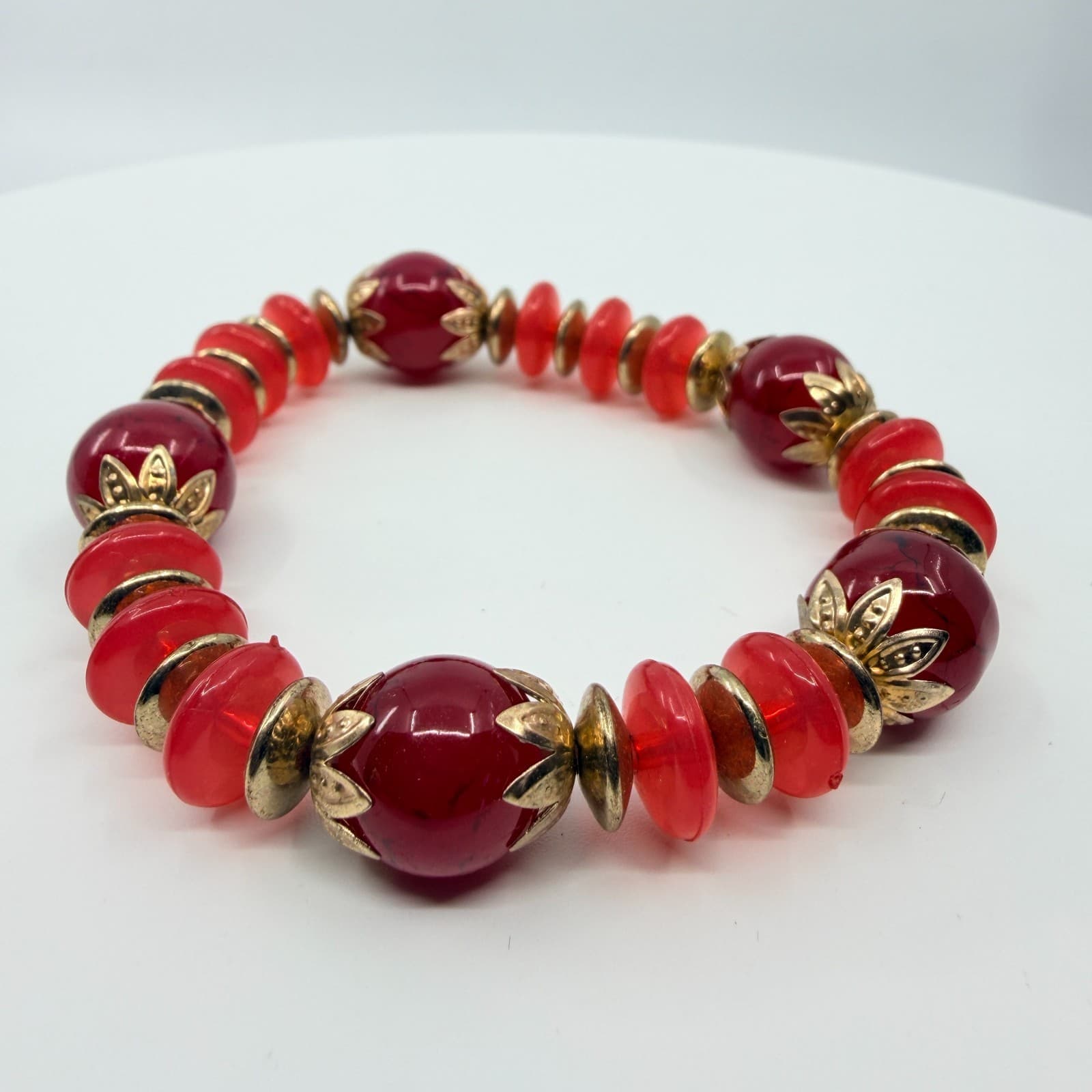 Vintage Bold Red Lucite Bead Stretch Bracelet Gold Tone Filigree Caps Retro - Thumbnail 2