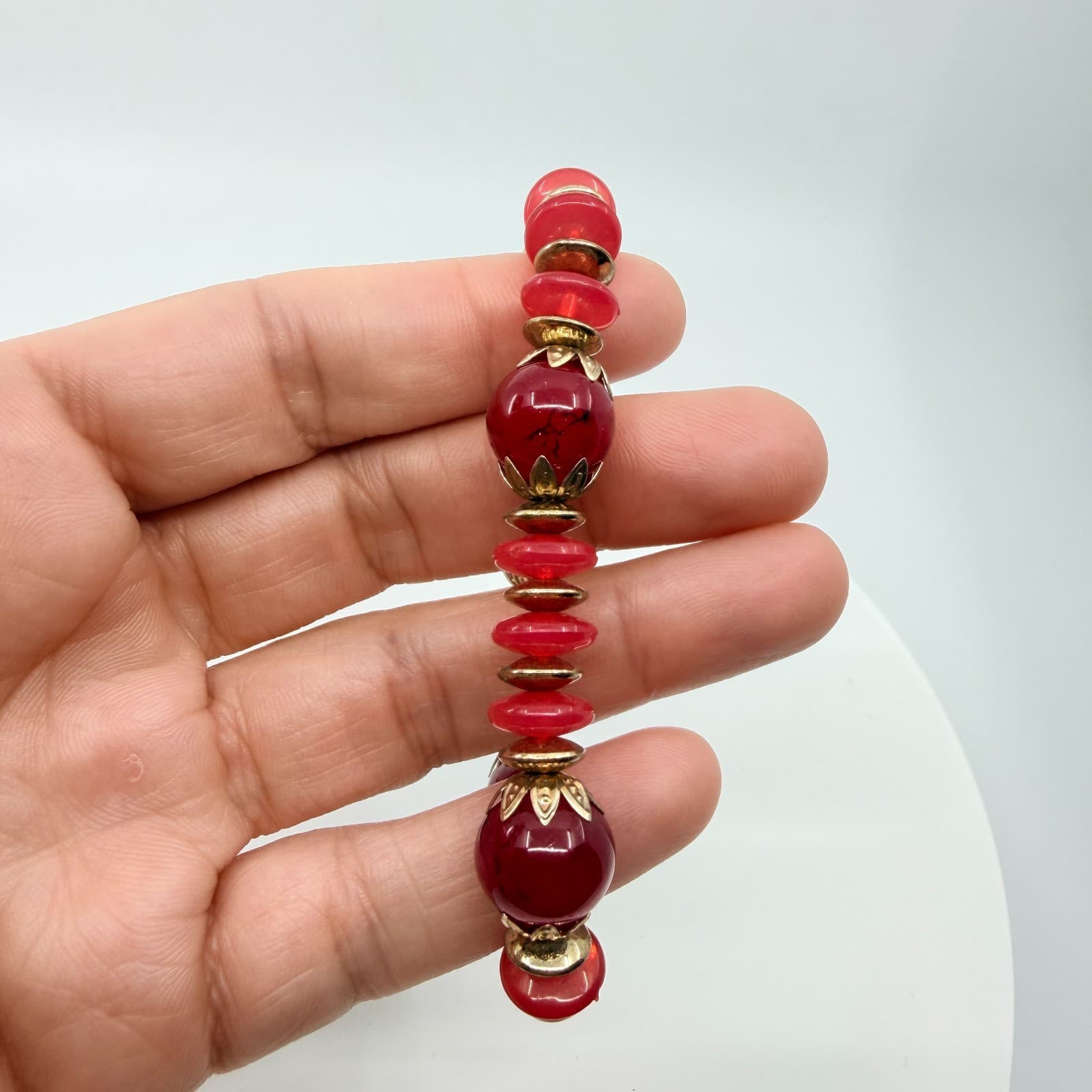 Vintage Bold Red Lucite Bead Stretch Bracelet Gold Tone Filigree Caps Retro - Thumbnail 7
