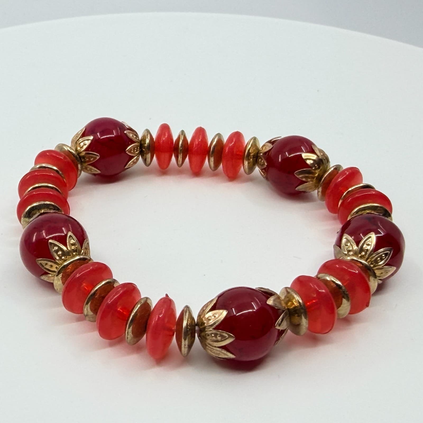 Vintage Bold Red Lucite Bead Stretch Bracelet Gold Tone Filigree Caps Retro - Thumbnail 5