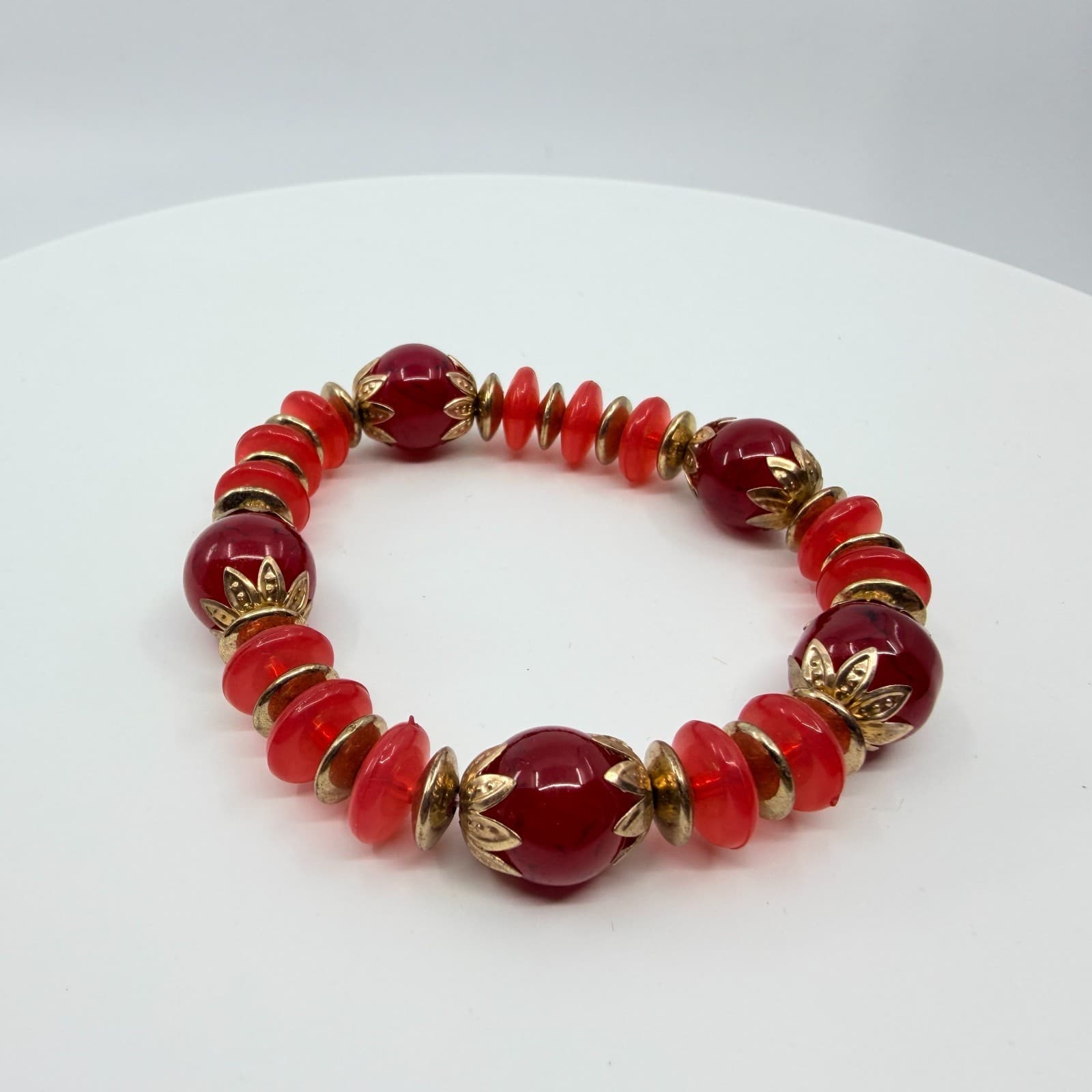Vintage Bold Red Lucite Bead Stretch Bracelet Gold Tone Filigree Caps Retro - Thumbnail 3