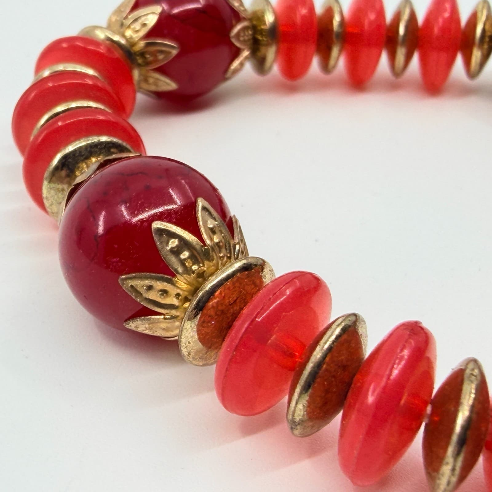 Vintage Bold Red Lucite Bead Stretch Bracelet Gold Tone Filigree Caps Retro - Thumbnail 6