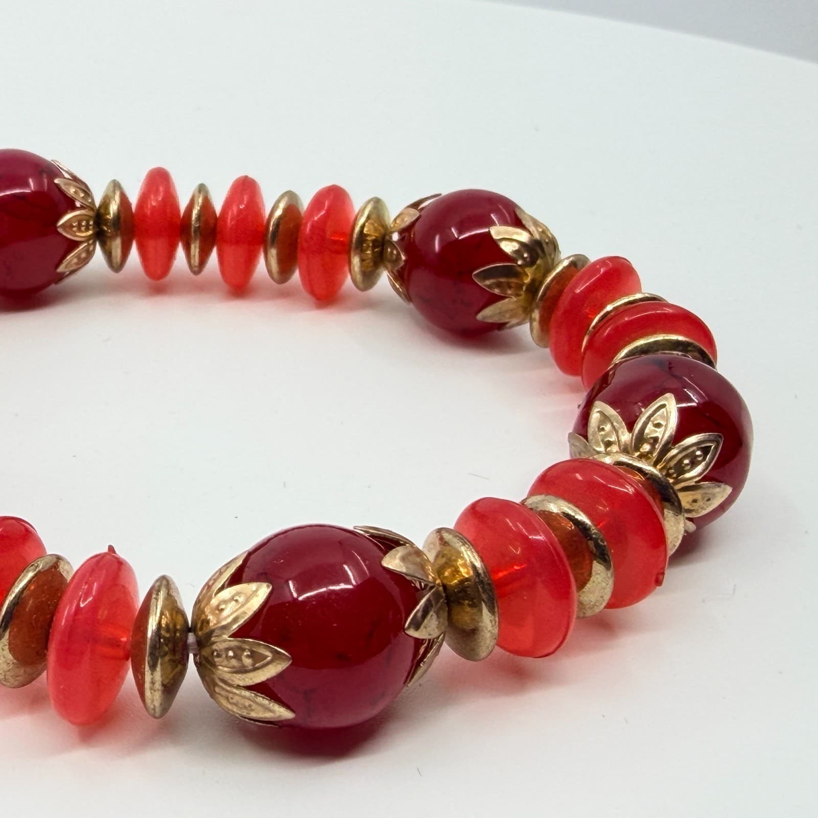 Vintage Bold Red Lucite Bead Stretch Bracelet Gold Tone Filigree Caps Retro - Thumbnail 4