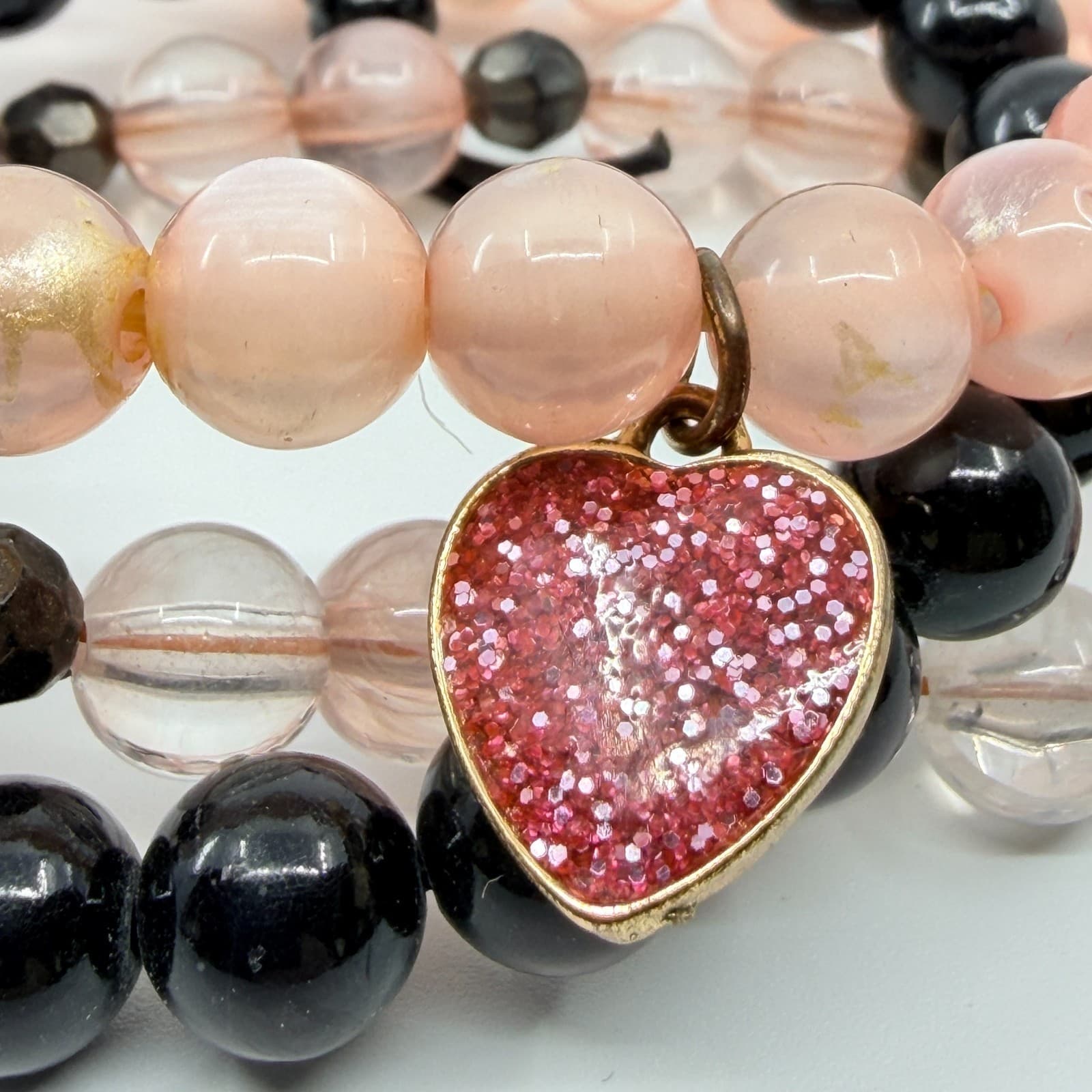 VTG Y2K Pastel Pink Black Beaded Stretch Bracelets Set of 3 Glitter Heart Charm - Thumbnail 3