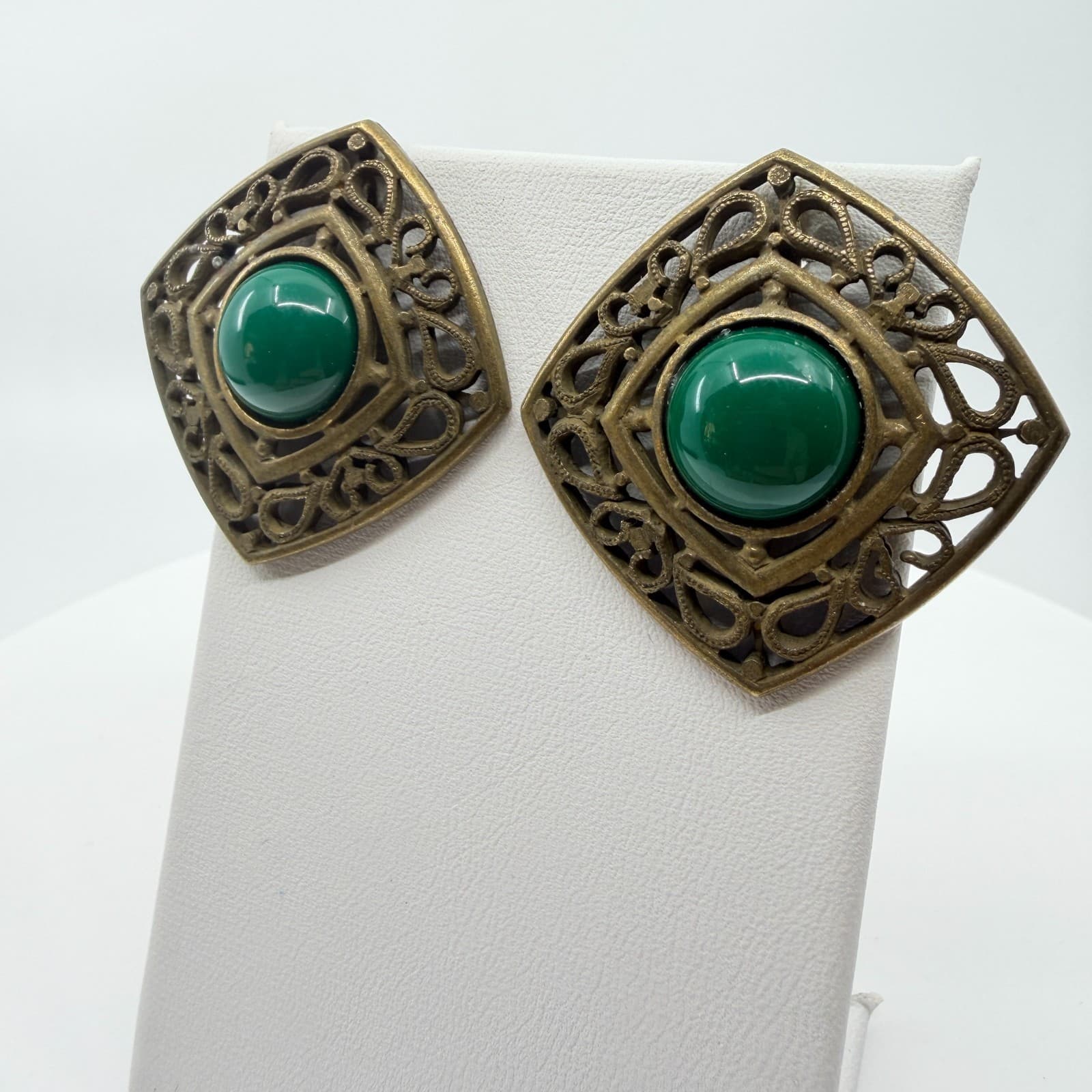 VTG Antique Bronze Tone Green Faux Jade Cabochon Square Filigree Clip On Earring - Thumbnail 3