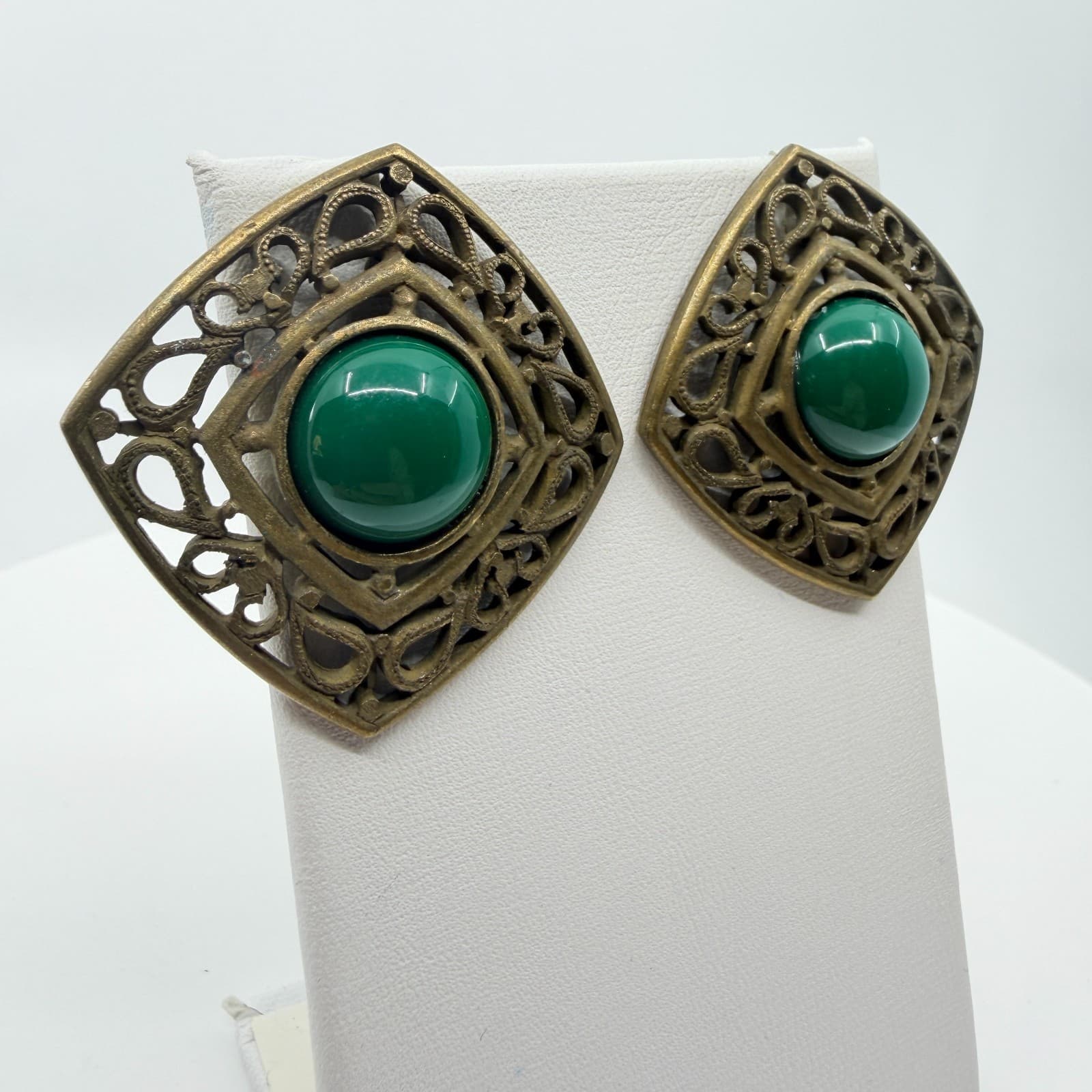 VTG Antique Bronze Tone Green Faux Jade Cabochon Square Filigree Clip On Earring - Thumbnail 2