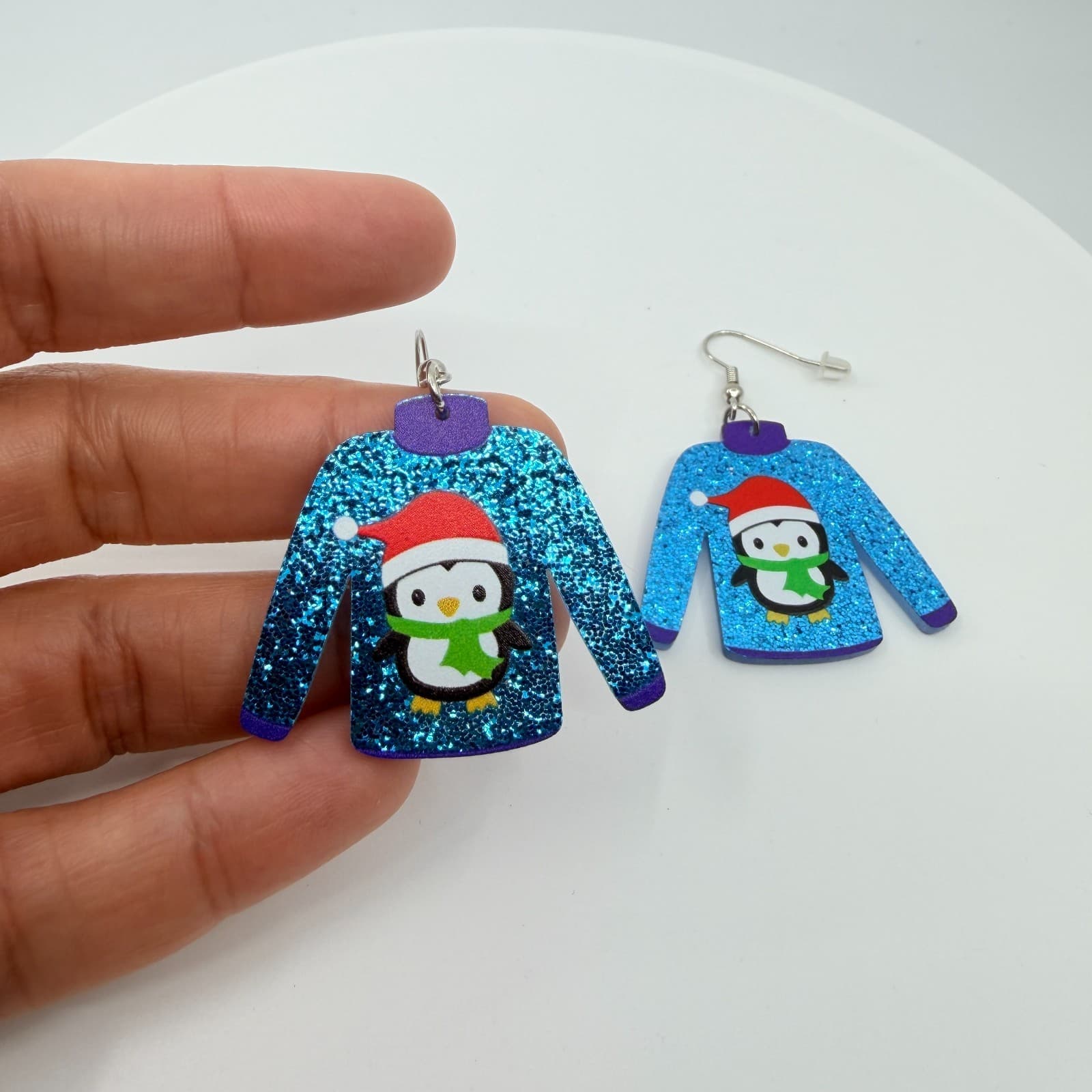 VTG Christmas Santa Hat Highland Cow Dangle Earrings Festive Holiday Acrylic - Thumbnail 9
