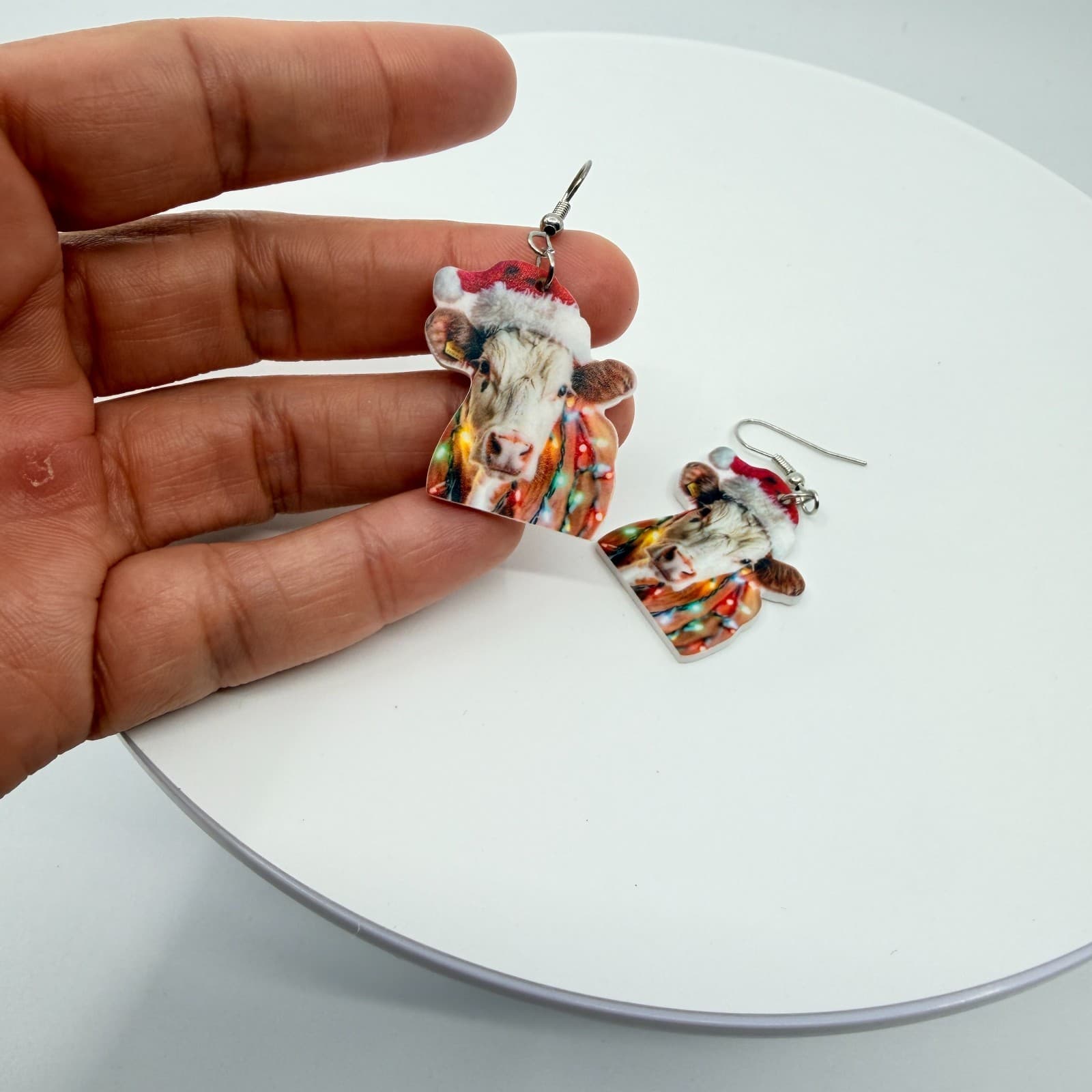 VTG Christmas Santa Hat Highland Cow Dangle Earrings Festive Holiday Acrylic - Thumbnail 5