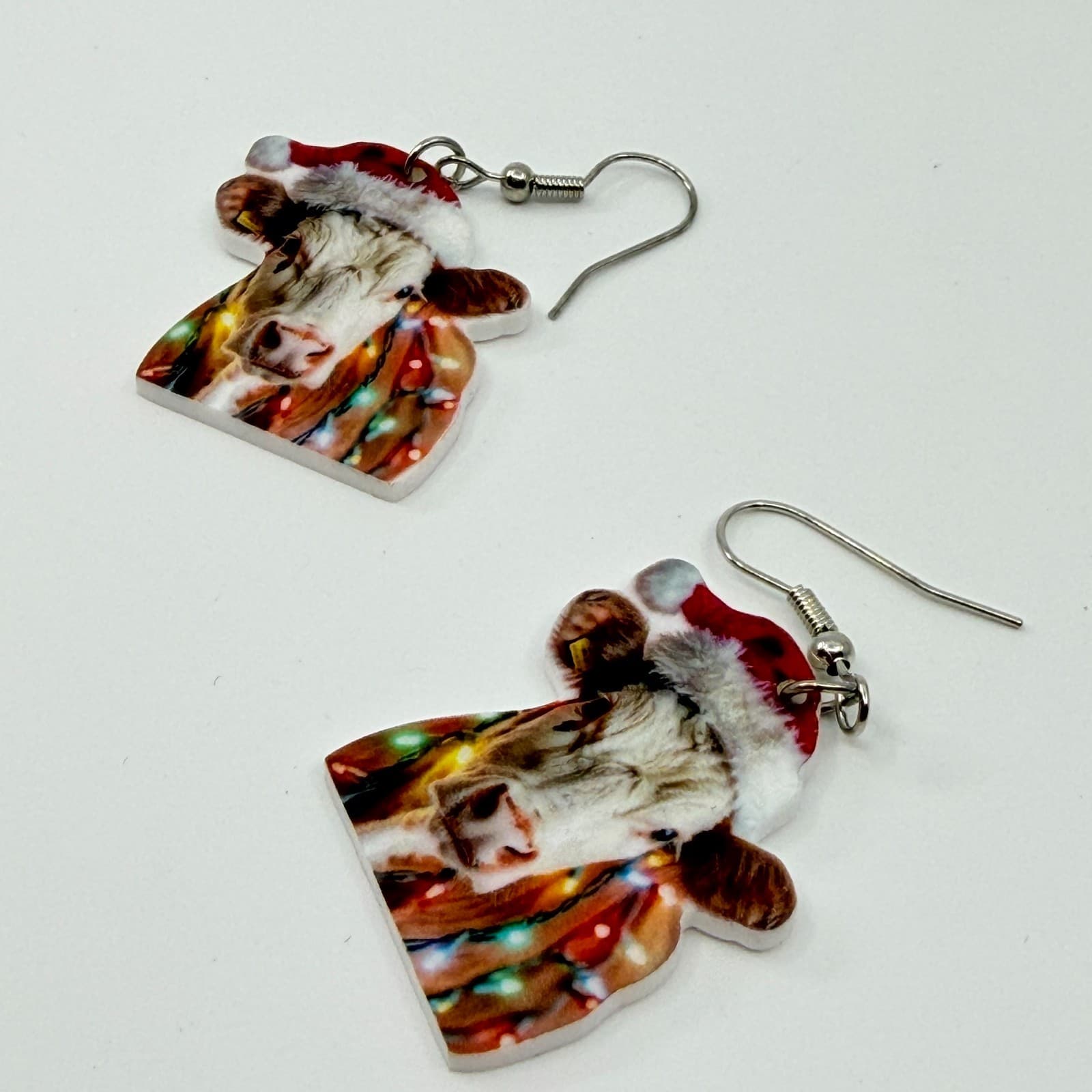 VTG Christmas Santa Hat Highland Cow Dangle Earrings Festive Holiday Acrylic - Thumbnail 4