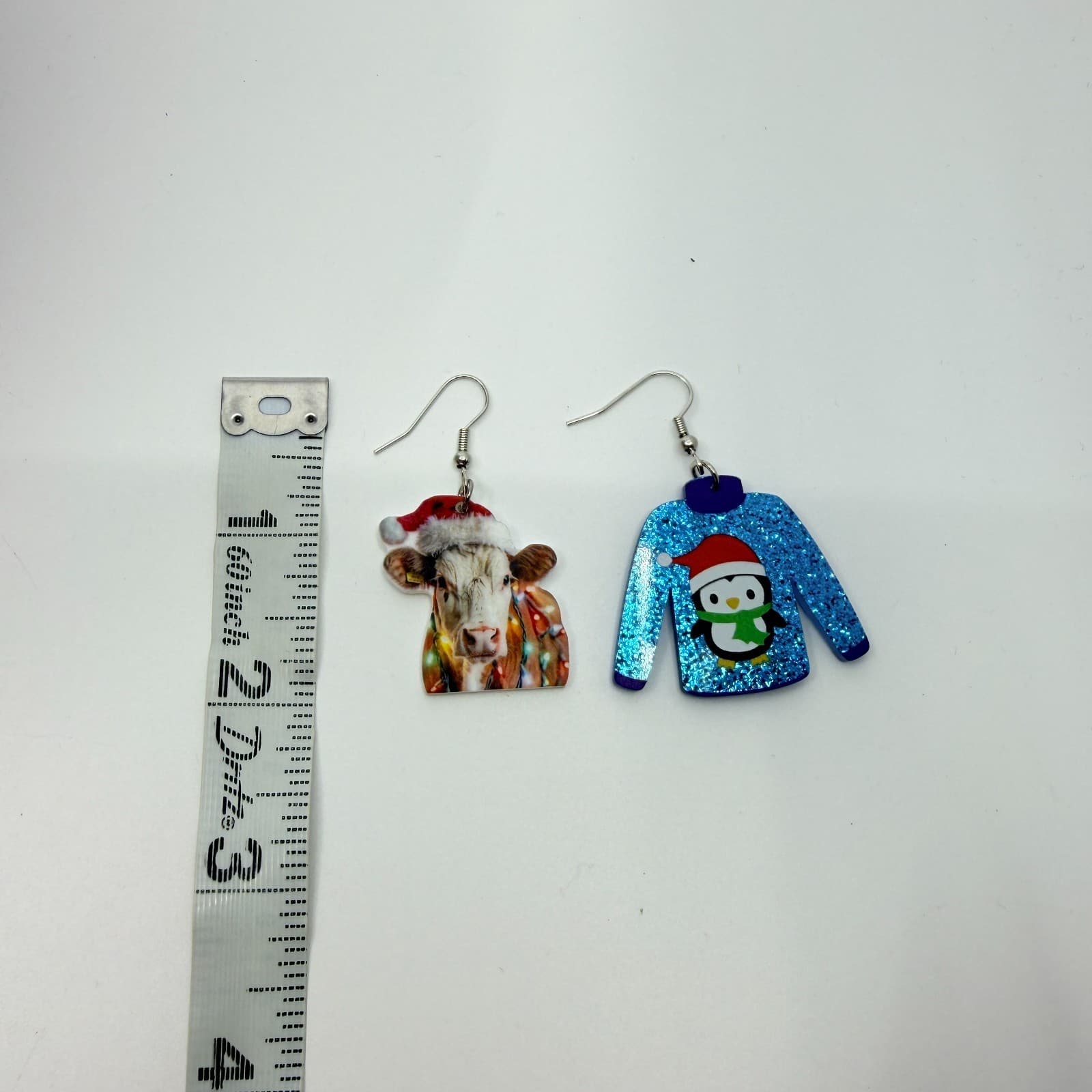 VTG Christmas Santa Hat Highland Cow Dangle Earrings Festive Holiday Acrylic - Thumbnail 10