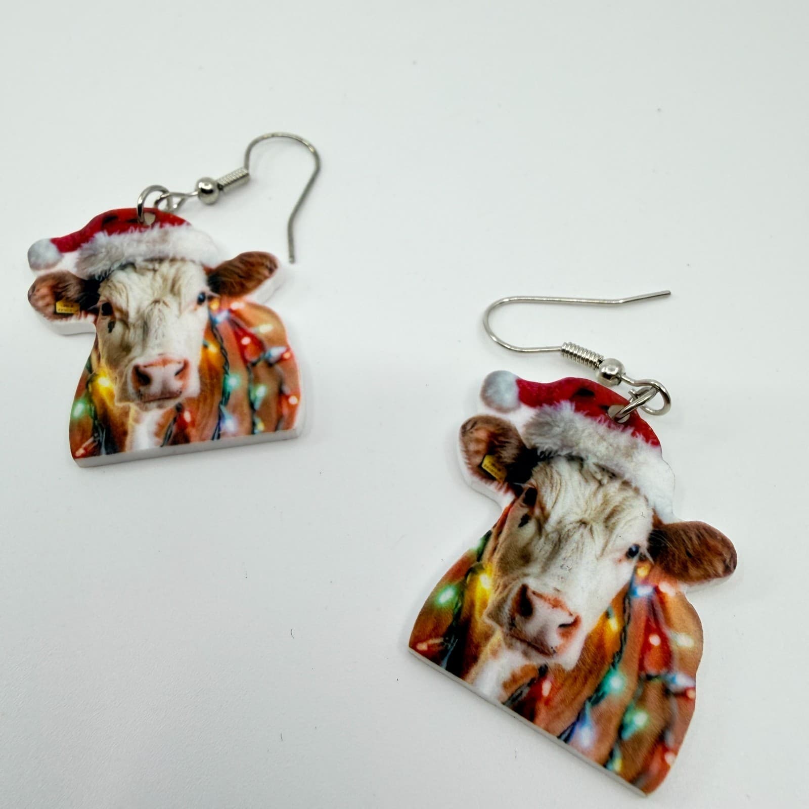 VTG Christmas Santa Hat Highland Cow Dangle Earrings Festive Holiday Acrylic - Thumbnail 2