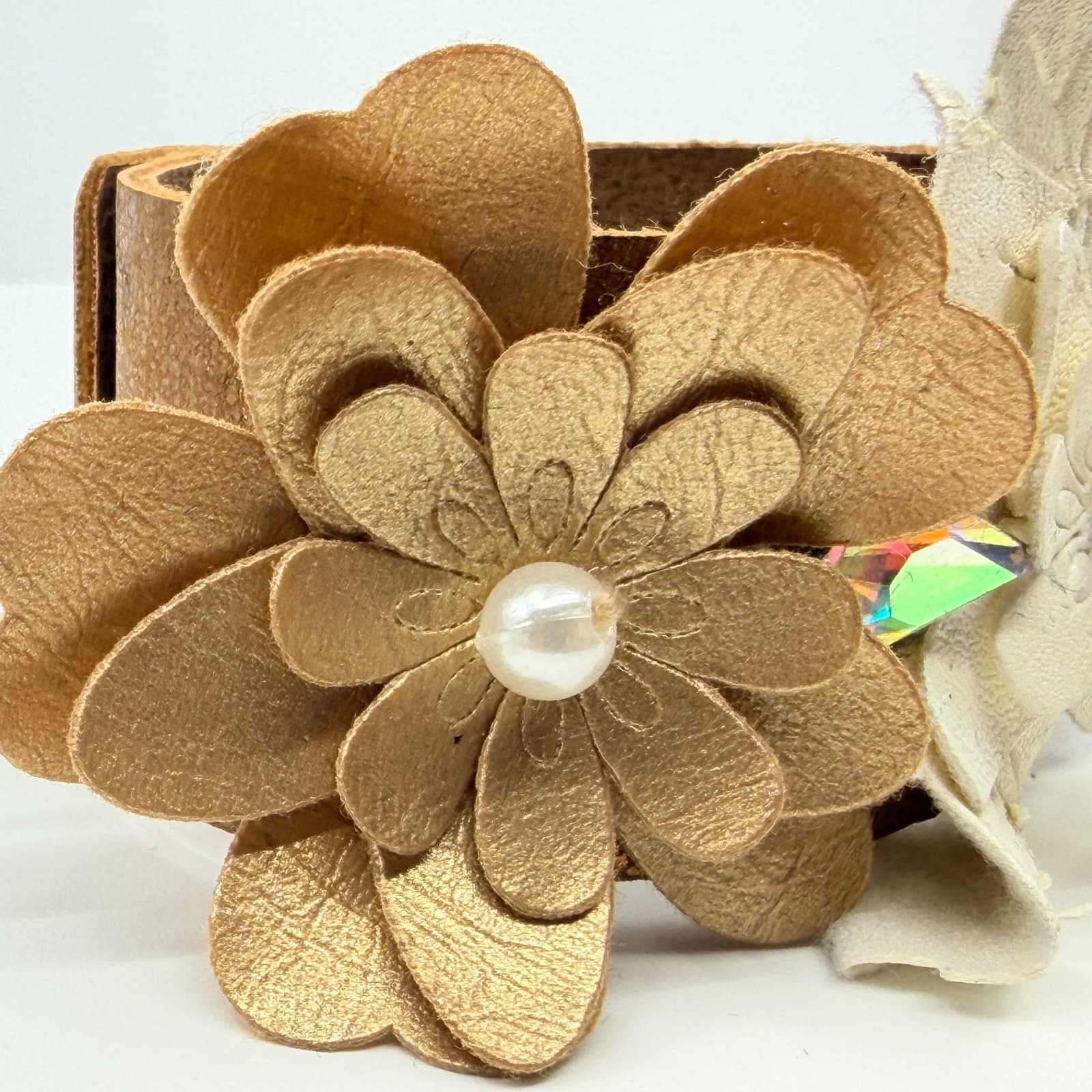 VTG Metallic Bronze Tone Leather Flower Cuff Bracelet Cream Pearl Rhinestone - Thumbnail 8