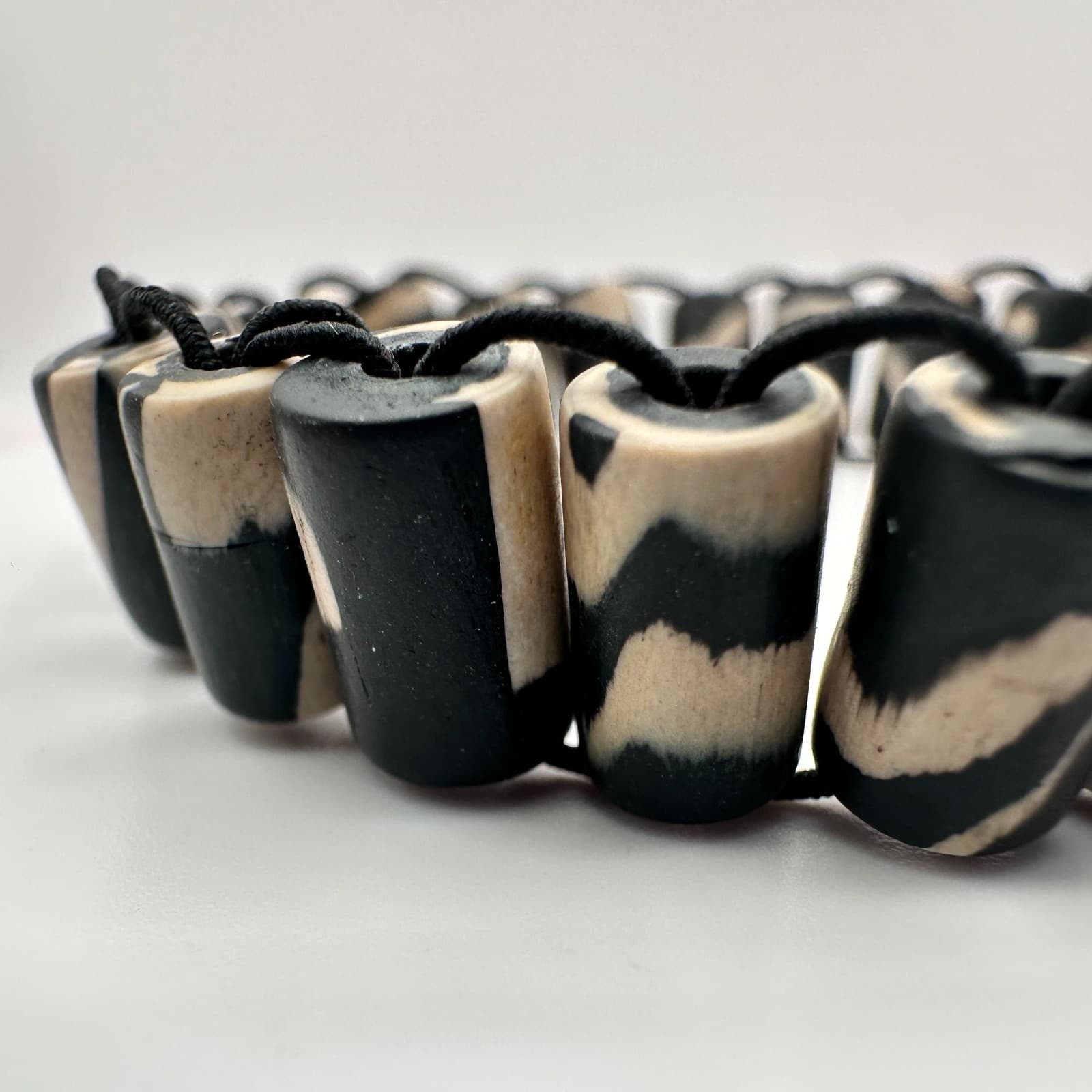 Vintage 90s Zebra Striped Bone Bead Stretch Bracelet Black White Boho Ethnic 90s - Thumbnail 6
