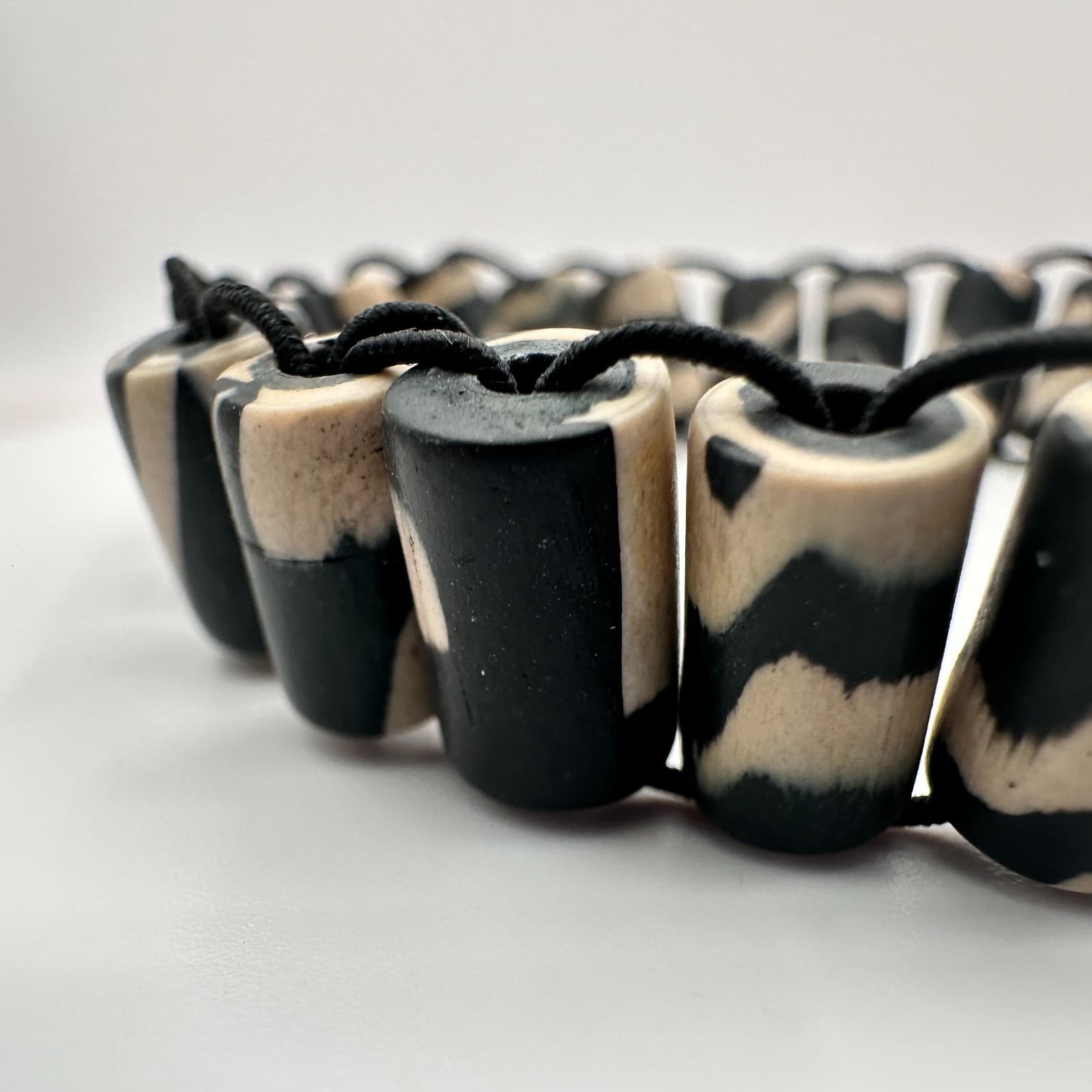 Vintage 90s Zebra Striped Bone Bead Stretch Bracelet Black White Boho Ethnic 90s - Thumbnail 7