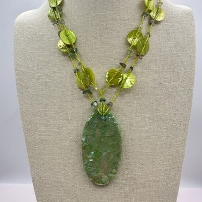 Vintage 80s Necklace Green Cracked Shell Pendant Disc Bead Multi-Strand Jewelry