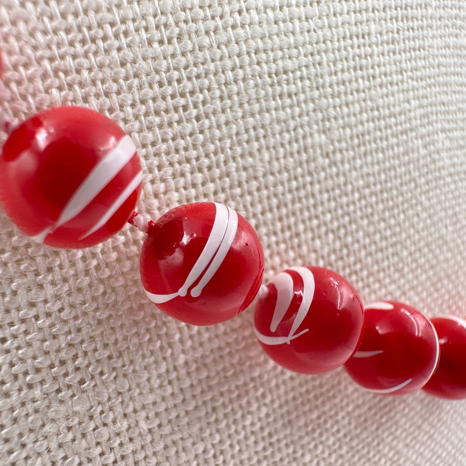 Vintage 80s Red White Swirl Ball Bead Necklace Choker Mod Plastic Retro Jewelry - Thumbnail 6