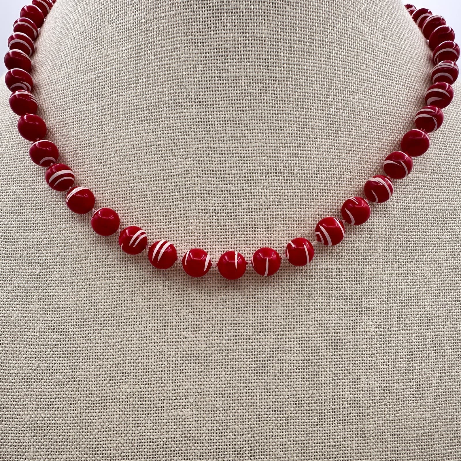 Vintage 80s Red White Swirl Ball Bead Necklace Choker Mod Plastic Retro Jewelry - Thumbnail 3