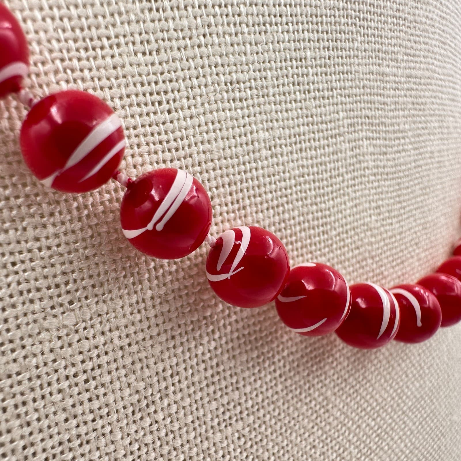 Vintage 80s Red White Swirl Ball Bead Necklace Choker Mod Plastic Retro Jewelry - Thumbnail 5