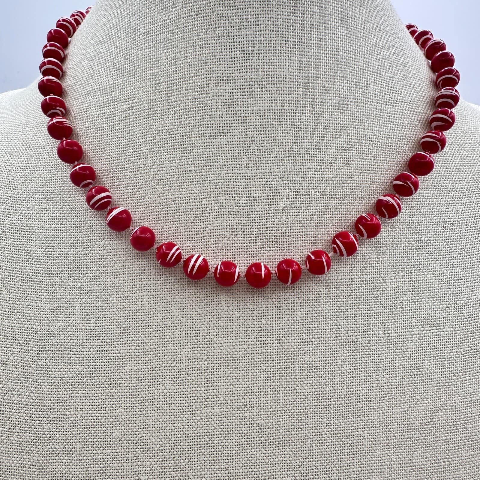 Vintage 80s Red White Swirl Ball Bead Necklace Choker Mod Plastic Retro Jewelry