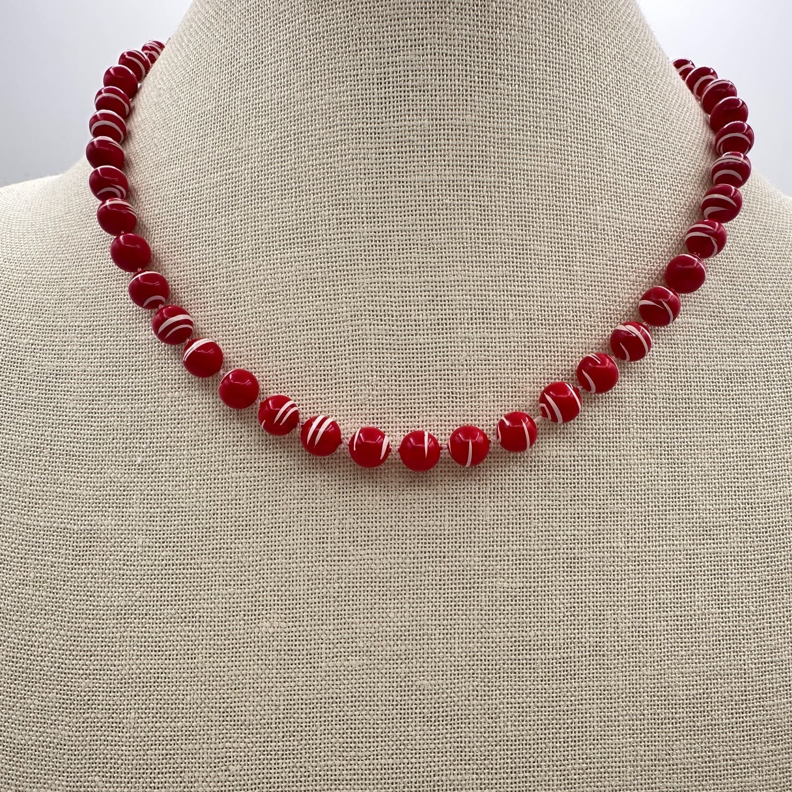 Vintage 80s Red White Swirl Ball Bead Necklace Choker Mod Plastic Retro Jewelry - Thumbnail 2