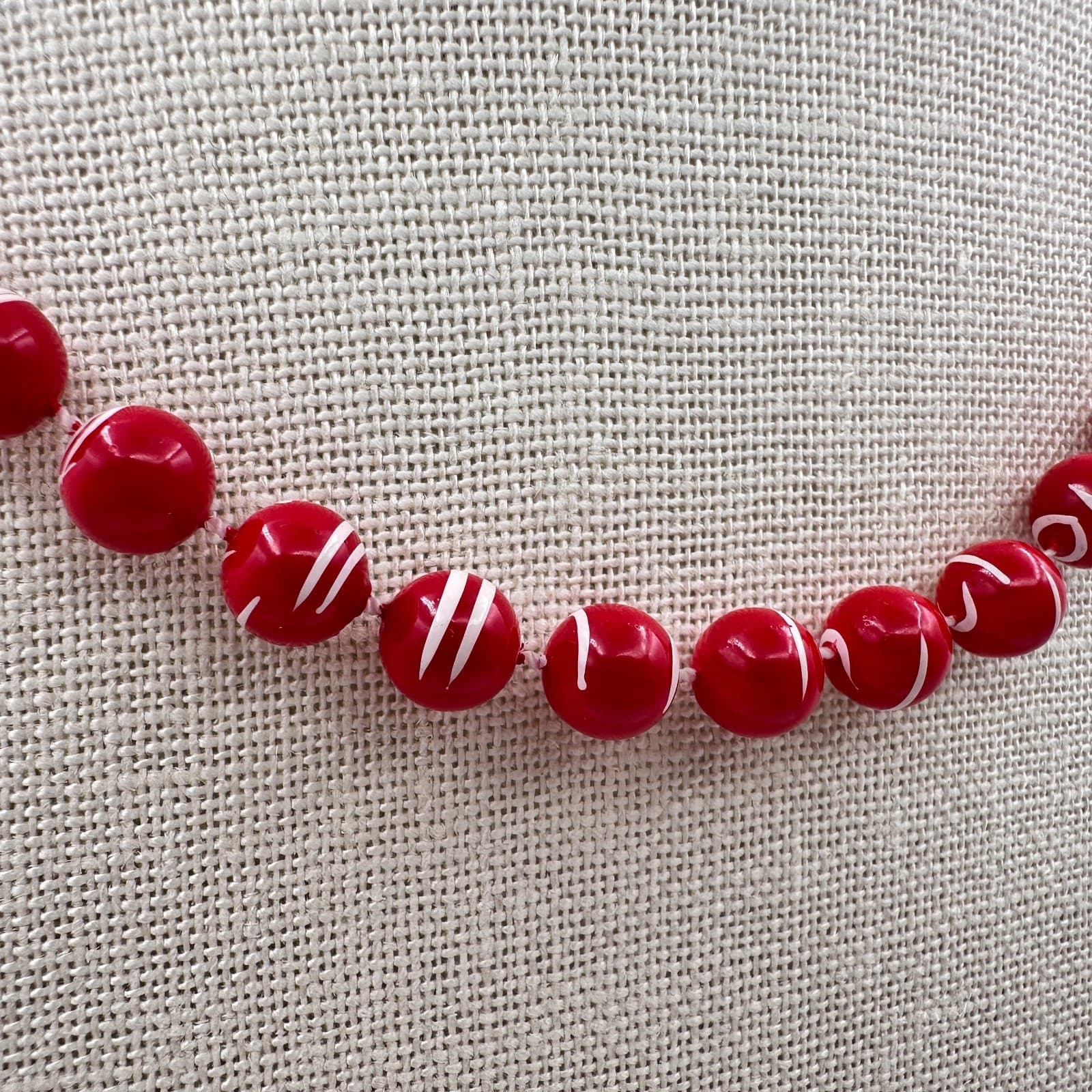 Vintage 80s Red White Swirl Ball Bead Necklace Choker Mod Plastic Retro Jewelry - Thumbnail 4