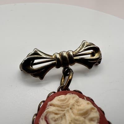 Vintage 80s Cameo Brooch Pin Gold Tone Bow Dangle Red White Portrait Classic Y2K - Thumbnail 5
