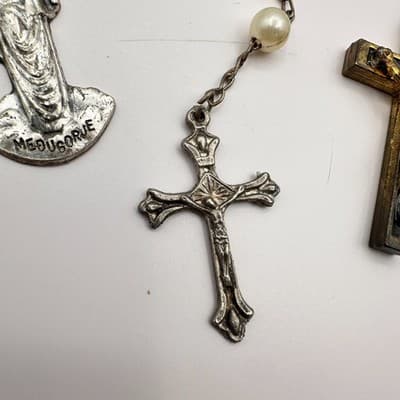 VTG 90s Catholic Rosary Faux Pearl Necklace Medugorje Virgin Mary Crucifix Set - Thumbnail 4