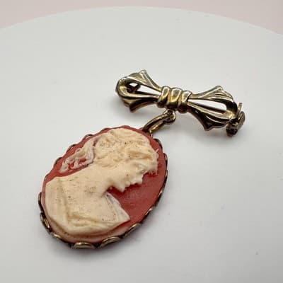 Vintage 80s Cameo Brooch Pin Gold Tone Bow Dangle Red White Portrait Classic Y2K - Thumbnail 7