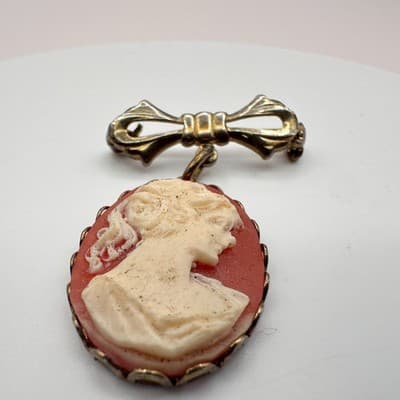 Vintage 80s Cameo Brooch Pin Gold Tone Bow Dangle Red White Portrait Classic Y2K - Thumbnail 4