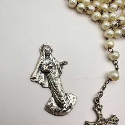 VTG 90s Catholic Rosary Faux Pearl Necklace Medugorje Virgin Mary Crucifix Set - Thumbnail 3