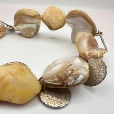 Vintage 80s Chunky Pearl Shell Nugget Hammered Metal Disc Charm Bracelet Jewelry - Thumbnail 7
