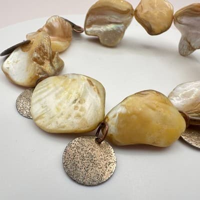 Vintage 80s Chunky Pearl Shell Nugget Hammered Metal Disc Charm Bracelet Jewelry - Thumbnail 6