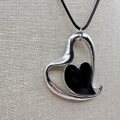 Vintage Y2K Black Cord Silver Tone Heart Pendant Necklace Boho Fashion Jewelry - Thumbnail 4