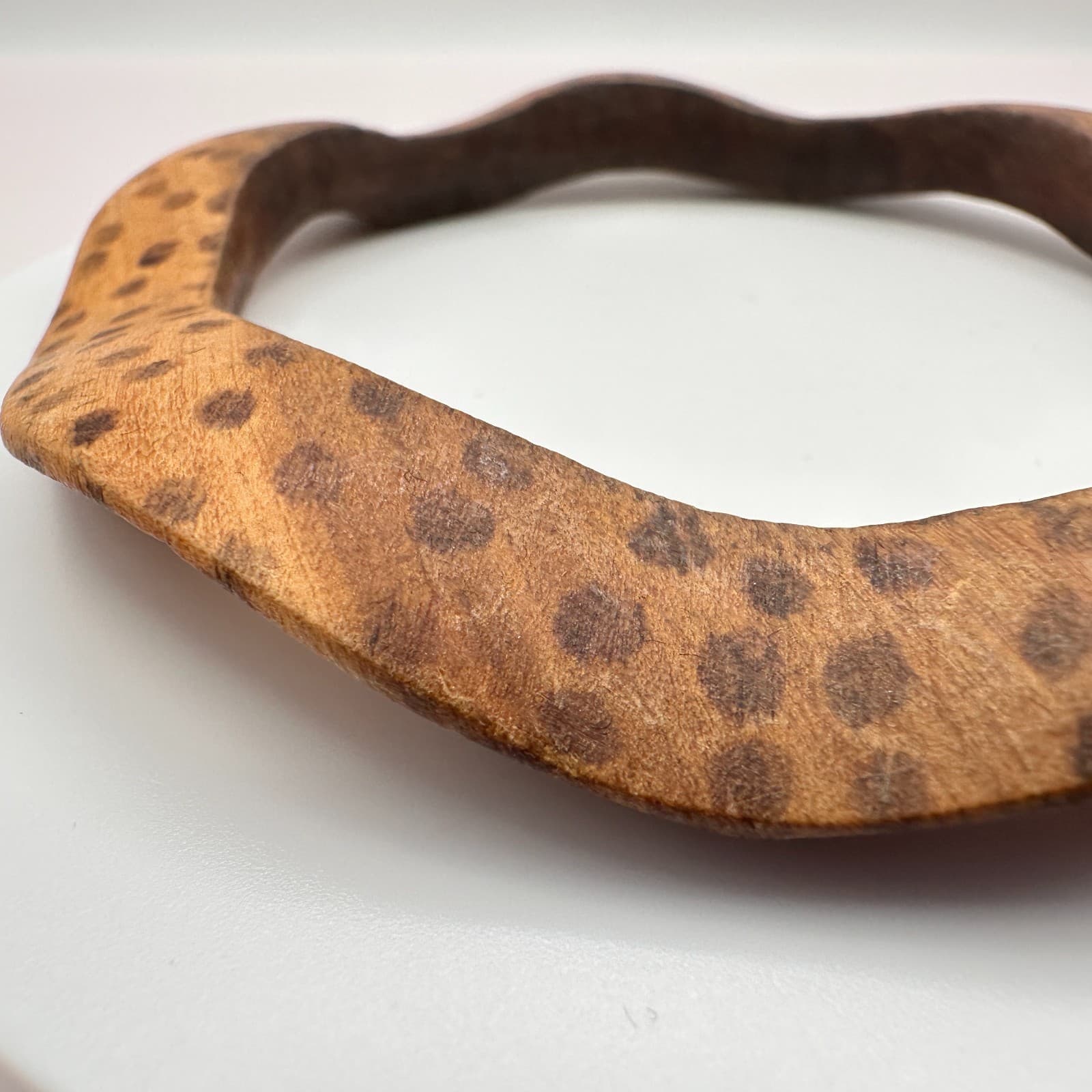 Vintage 70s Brown Wood Bangle Bracelet Wavy Abstract Animal Print Ethnic Jewelry - Thumbnail 5