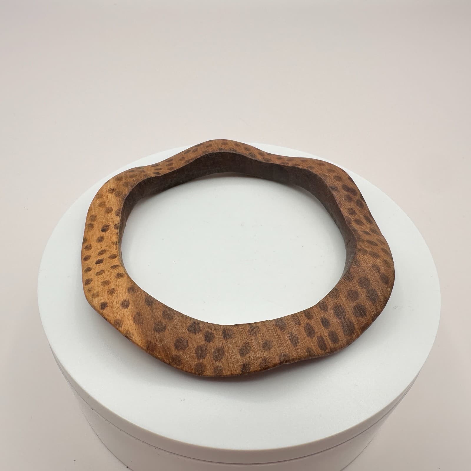 Vintage 70s Brown Wood Bangle Bracelet Wavy Abstract Animal Print Ethnic Jewelry - Thumbnail 2