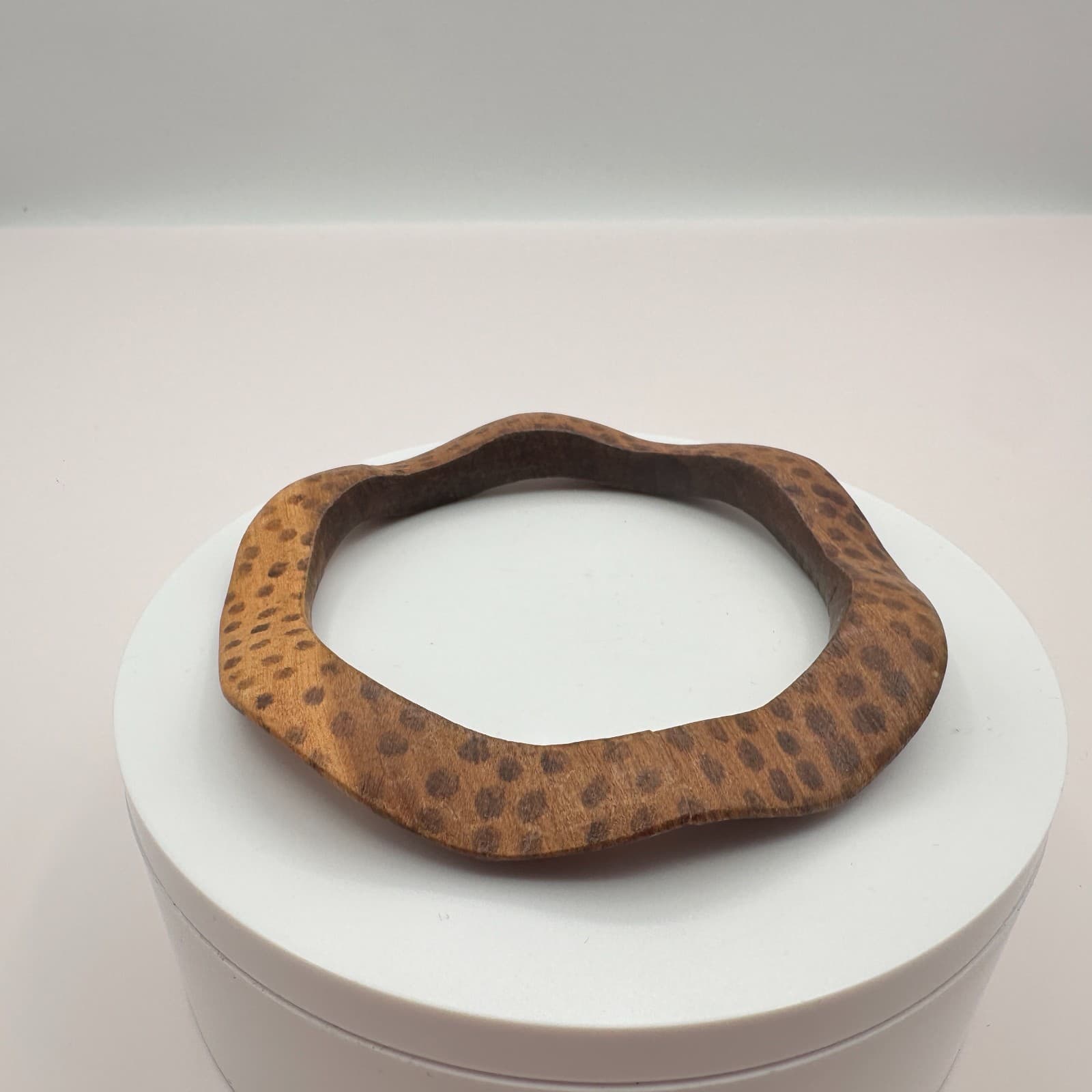 Vintage 70s Brown Wood Bangle Bracelet Wavy Abstract Animal Print Ethnic Jewelry - Thumbnail 8