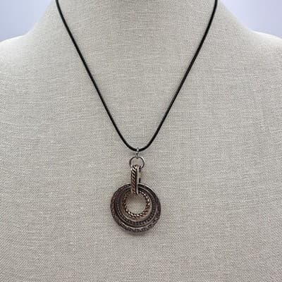 Vintage Y2K Silver/Gold Tone Textured Circle Pendant Necklace Women's Jewelry - Thumbnail 2