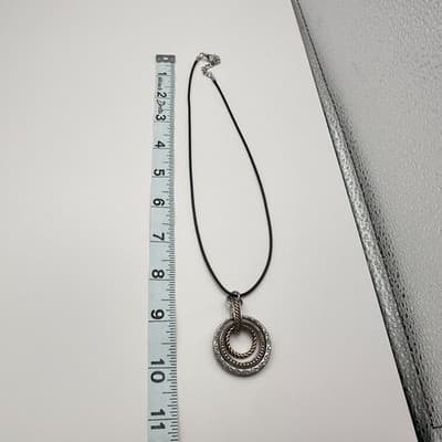 Vintage Y2K Silver/Gold Tone Textured Circle Pendant Necklace Women's Jewelry - Thumbnail 9