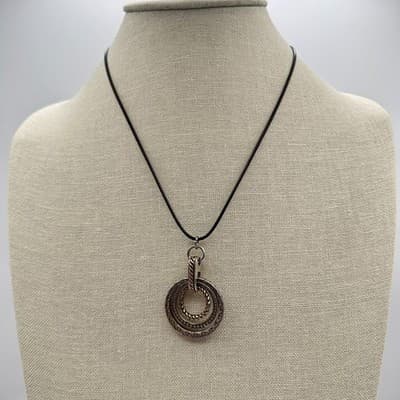 Vintage Y2K Silver/Gold Tone Textured Circle Pendant Necklace Women's Jewelry - Thumbnail 7