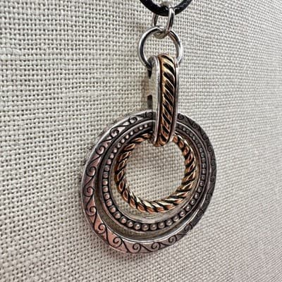 Vintage Y2K Silver/Gold Tone Textured Circle Pendant Necklace Women's Jewelry - Thumbnail 4
