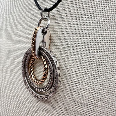 Vintage Y2K Silver/Gold Tone Textured Circle Pendant Necklace Women's Jewelry - Thumbnail 5
